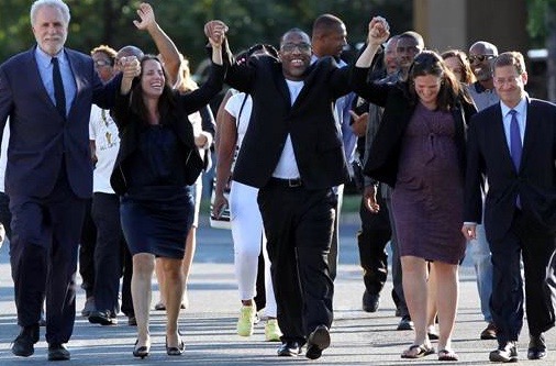 Anthony Wright leaves prison with his lawyers (Photo by Michael Bryant/AP)